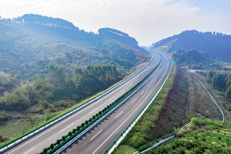 6.高速公路與群山相連，植被覆蓋率高，與原生態(tài)環(huán)境恢復(fù)有機(jī)結(jié)合.jpg