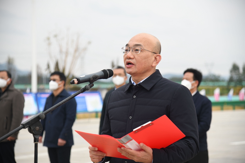 自治區(qū)交通運(yùn)輸廳黨組成員、總工程師陳津維宣布通車.jpg