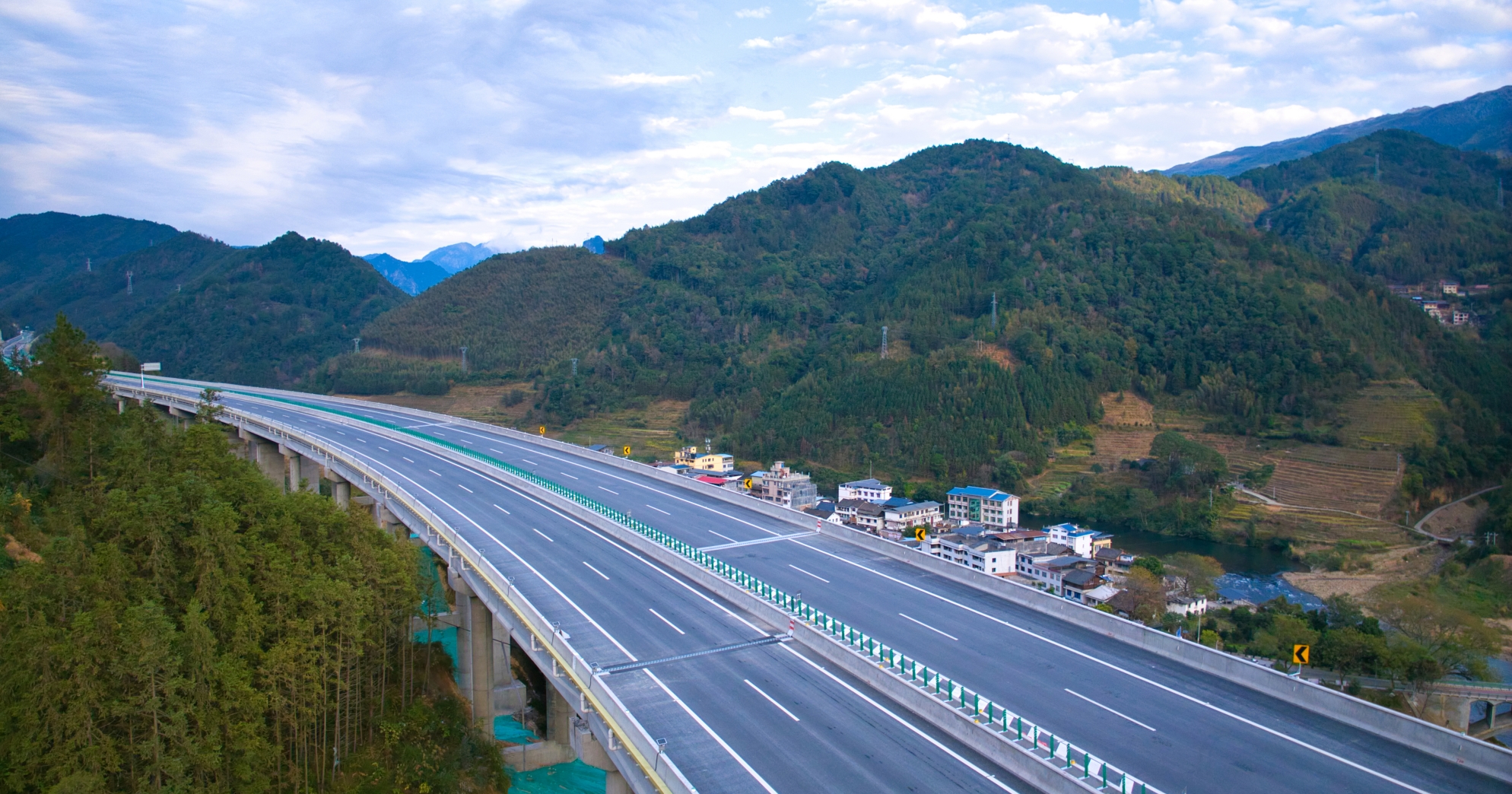 龍城高速穿越崇山峻嶺 龍城高速指揮部供圖_副本.jpg